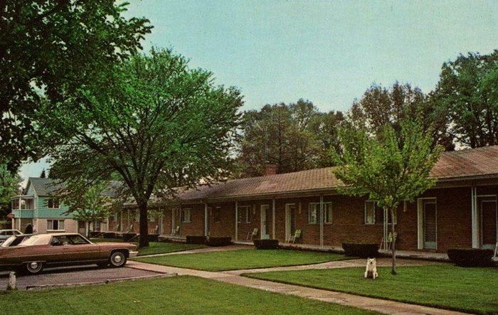 Motel Jackson - Old Postcard Photo (newer photo)